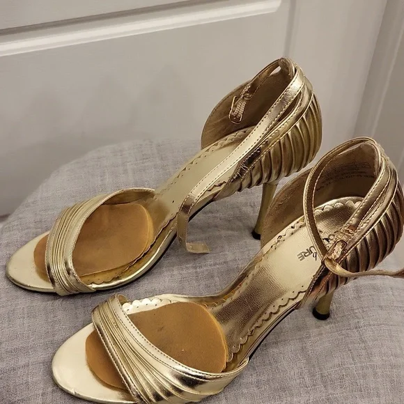Gold heels - Picture 2 of 3